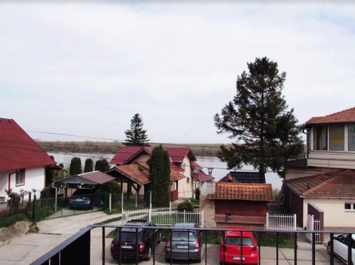 Prenociste Dunav Novi Banovci Esterno foto